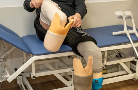 Michael aus Jena kämpft sich zurück in die Bewegung - Das Team in der Moritz Klinik unterstützt ihn bei den wichtigen Schritten