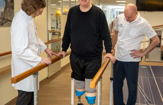 Michael aus Jena kämpft sich zurück in die Bewegung - Das Team in der Moritz Klinik unterstützt ihn bei den wichtigen Schritten
