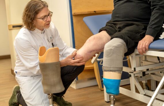 Michael aus Jena kämpft sich zurück in die Bewegung - Das Team in der Moritz Klinik unterstützt ihn bei den wichtigen Schritten