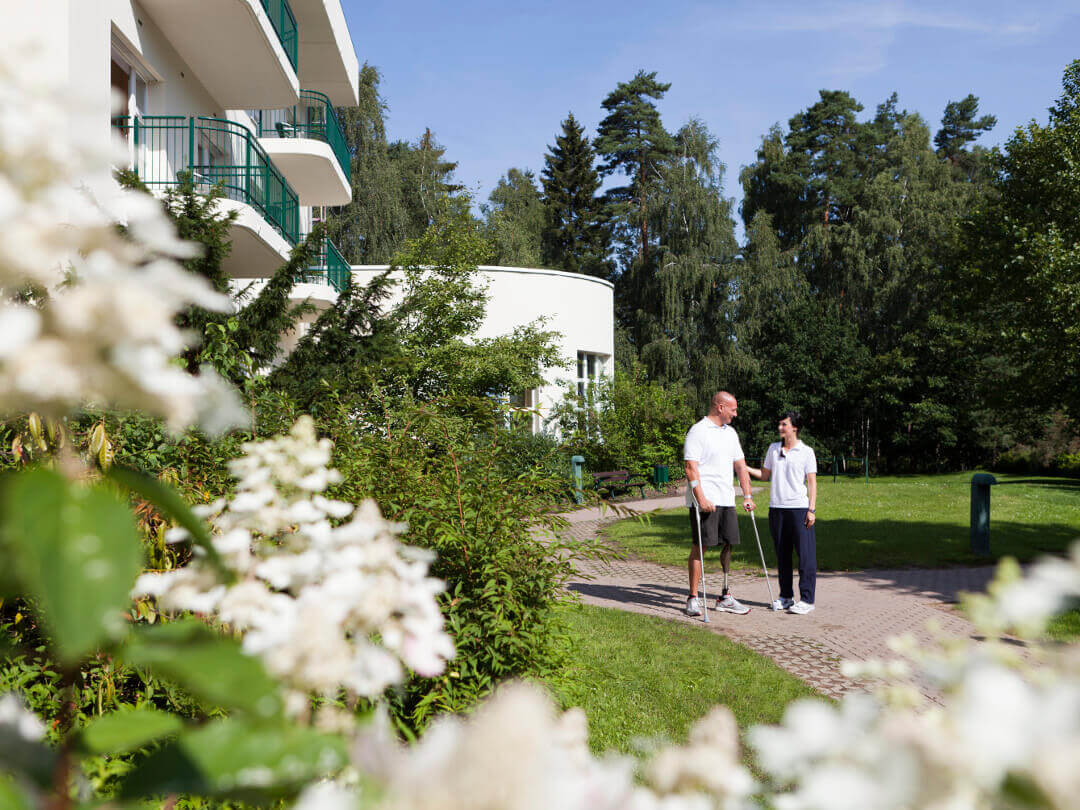 Mann mit amputiertem Beim im Gespräch vor der Moritz Klinik