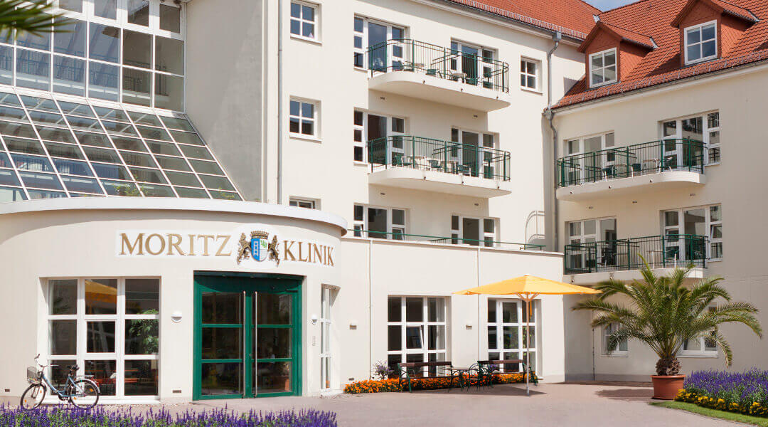 Der Haupteingang der Moritz Klinik in Bad Klosterlausnitz in Thüringen