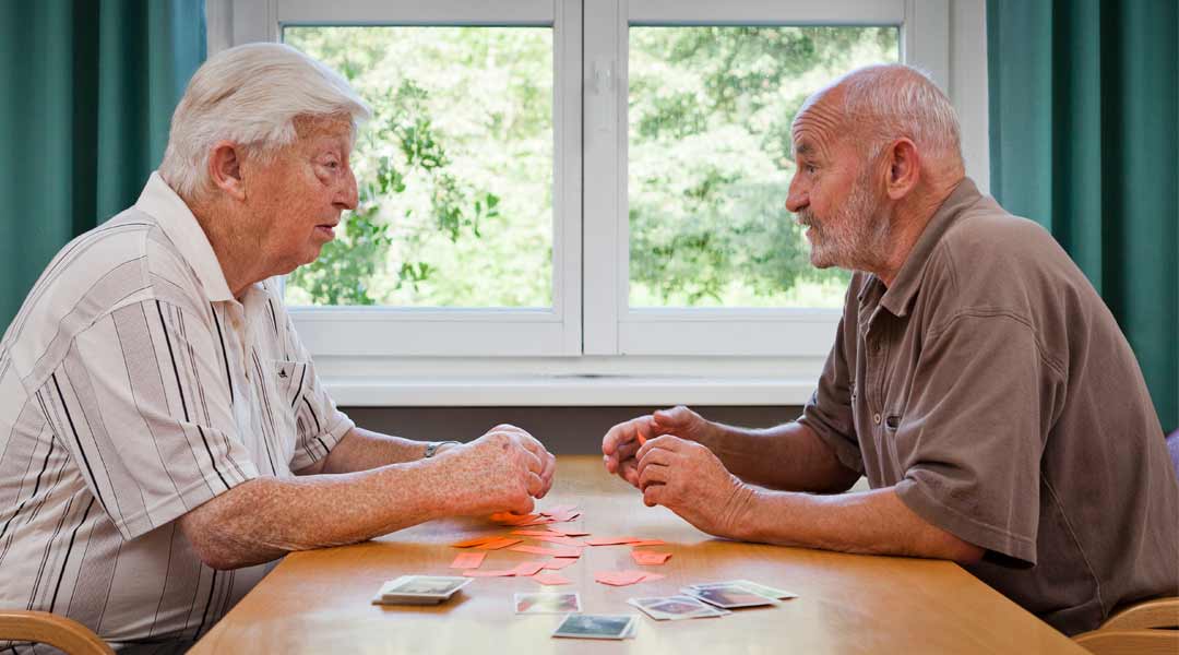 Sprachtherapie Frau und Mann beim gemeinsamen Karten spielen