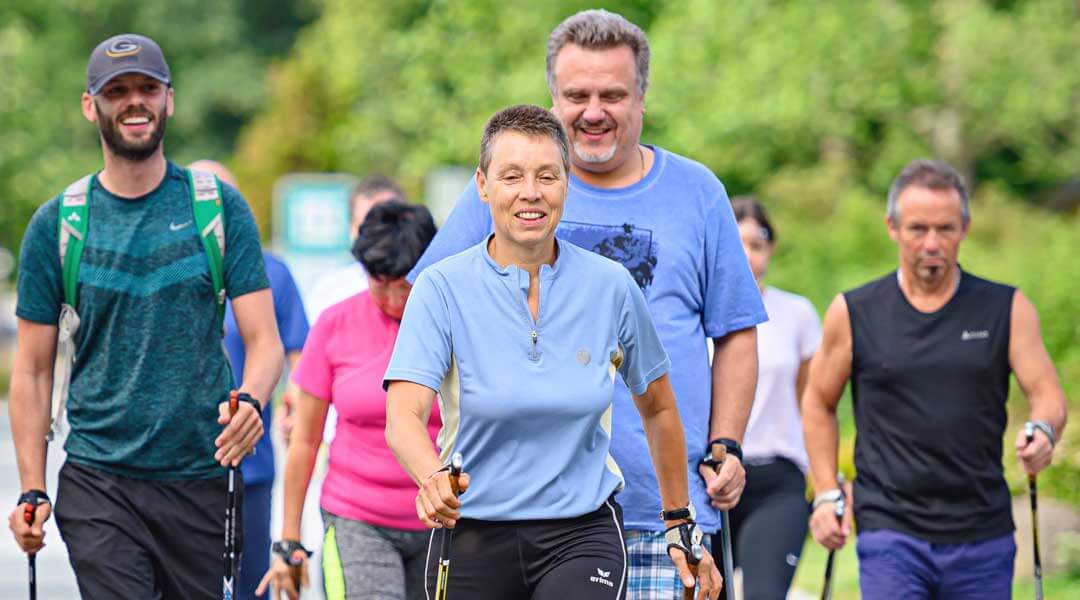 Sporttherapie Gruppentraining Nordic Walking