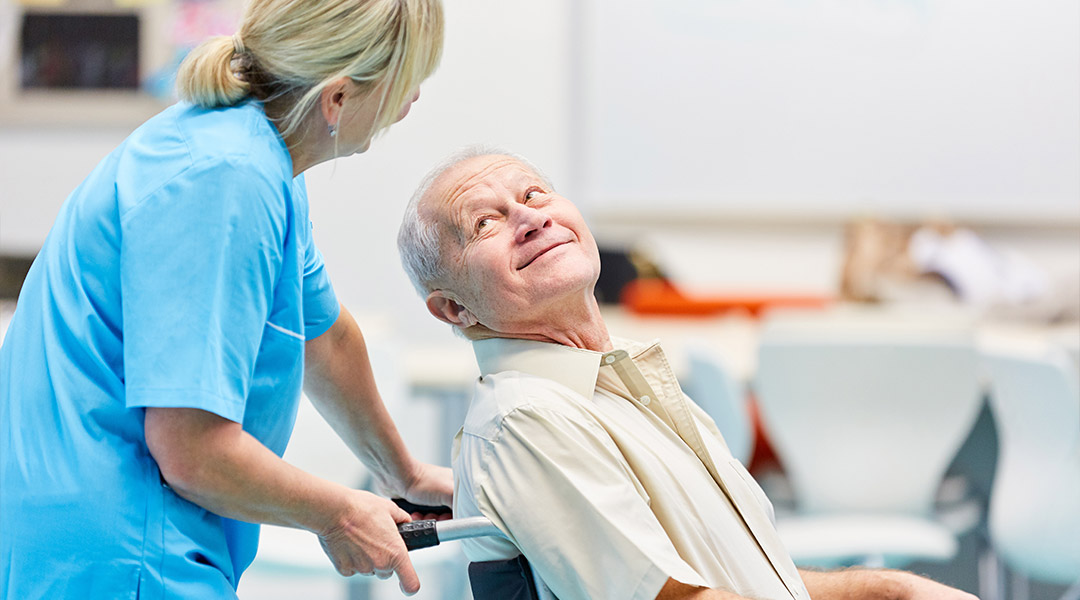 Pflegerin betreut einen Patienten in der Betreuung & Pflege